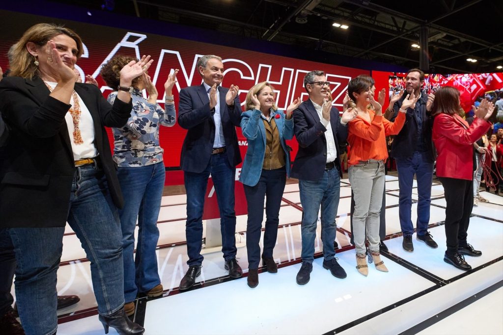 Sánchez asegura a los socialistas que «España no se va a romper» 1 Moncloa Sanchez fue arropado por todos sus ministros y Zapatero