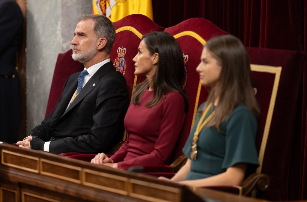 Felipe VI ha pedido a diputados y senadores que «no miren la Constitución con nostalgia»