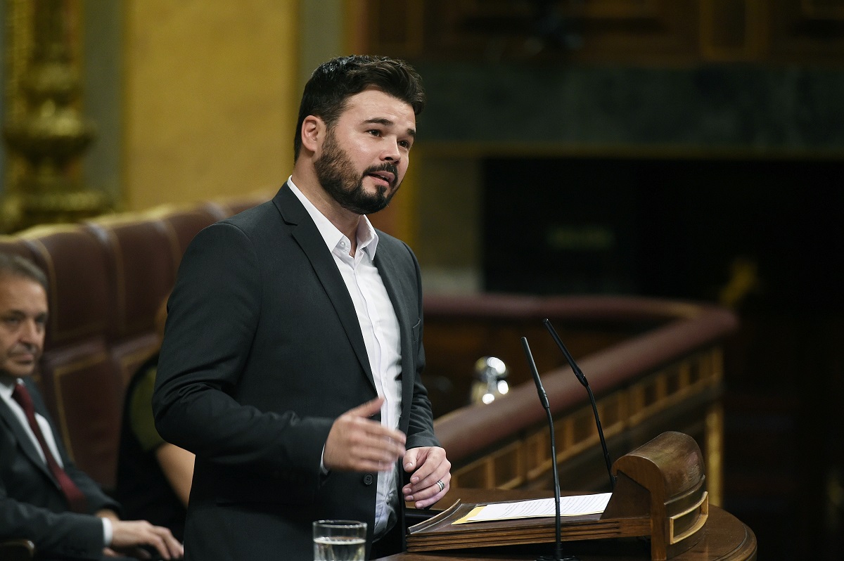 Pero Gabriel Rufián es mucho más que eso. Su discurso y sus frases pretenden erigirse como una voz que llega al pueblo español, que habla con claridad, chiste y abre paso a la misma democracia que el Estado español. 