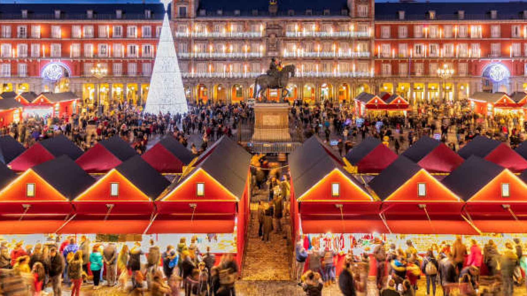 Descubre la guía perfecta: lugares imperdibles en invierno para disfrutar con niños en Madrid 1 Moncloa MERCADO DE NAVIDAD EN LA PLAZA MAYOR: UNA EXPERIENCIA MÁGICA