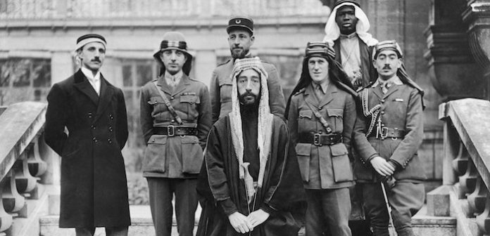 Emir Faisal y séquito en la Conferencia de Paz de París, Versalles, 1919. Bettmann/Corbis .