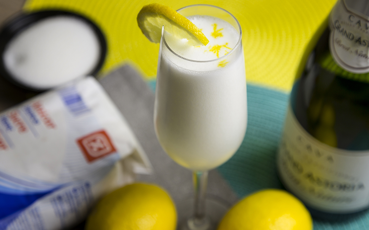 Deleita a tus invitados en Navidad con estas tres recetas de postres que sorprenderán y conquistarán paladares 3 Moncloa UN GIRO REFRESCANTE: SORBETE DE LIMÓN Y CAVA