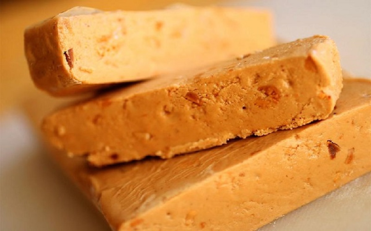 Deleita a tus invitados en Navidad con estas tres recetas de postres que sorprenderán y conquistarán paladares 1 Moncloa UN TOQUE DE TRADICIÓN: TURRÓN DE JIJONA