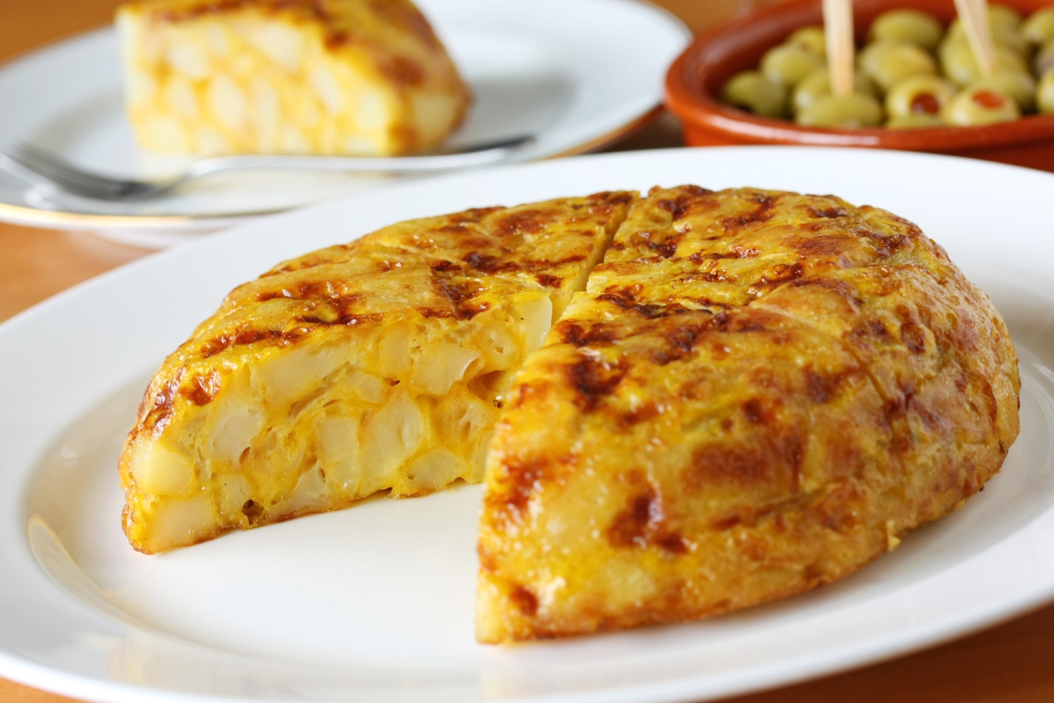 ¿Cómo añadir el aceite de oliva a la receta de la tortilla de patatas española?