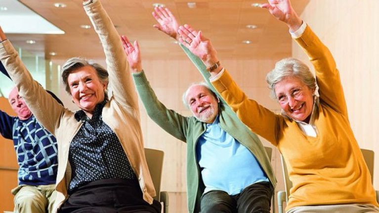 Los mejores ejercicios para fortalecer las piernas y mejorar el equilibrio en adultos mayores 2 Moncloa Sentado al borde de una silla