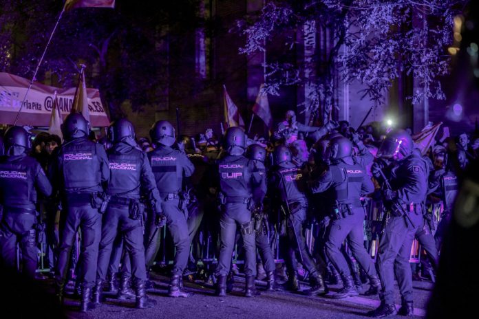 Los agentes de la Policía Nacional de la UIP se emplean a fondo en Ferraz para disolver la protesta contra la amnistía del PSOE a ERC y Junts