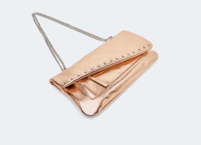 bolso metalizado tachas
