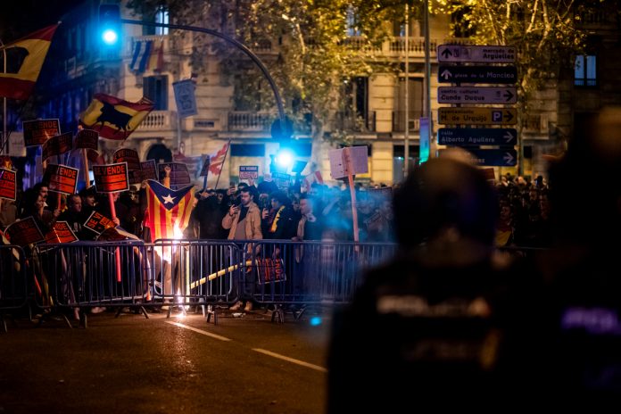 Quema de banderas independentistas en Ferraz