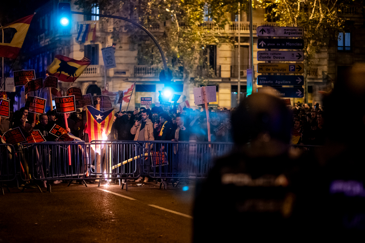 Quema de banderas independentistas en Ferraz