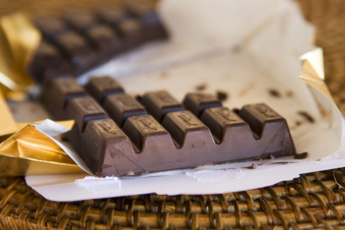 Descubre las tabletas de chocolate negro mejor valoradas por la OCU, ¡delicioso lujo garantizado!