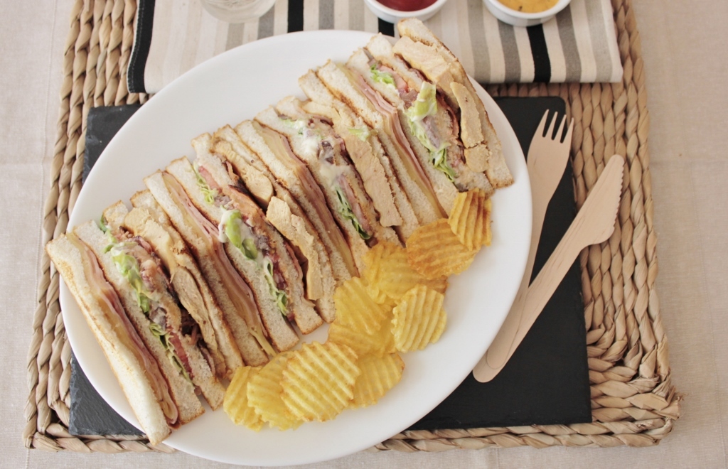 Disfruta de este sencillo y delicioso sandwich club, fácil y rápido de hacer 2 Moncloa Moncloa
