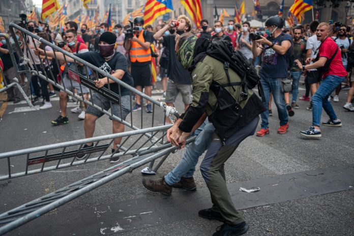 Independentistas durante los graves altercados frente a la Comisaría de Via Laietana