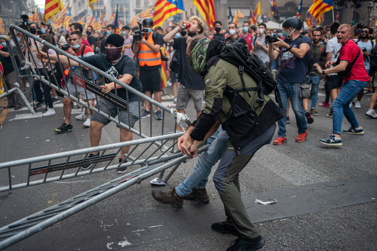 Independentistas durante los graves altercados frente a la Comisaría de Via Laietana