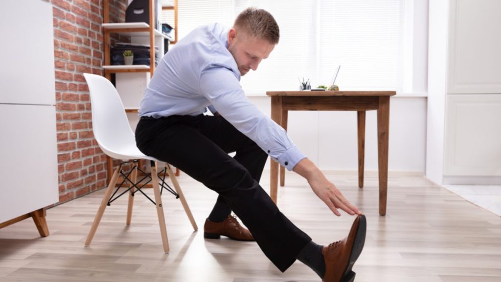 ¿Estás cansado de que te duela la espalda en el trabajo? Pues con estos consejos, ¡desaparecerán! 1 Moncloa estiramientos trabajo Moncloa