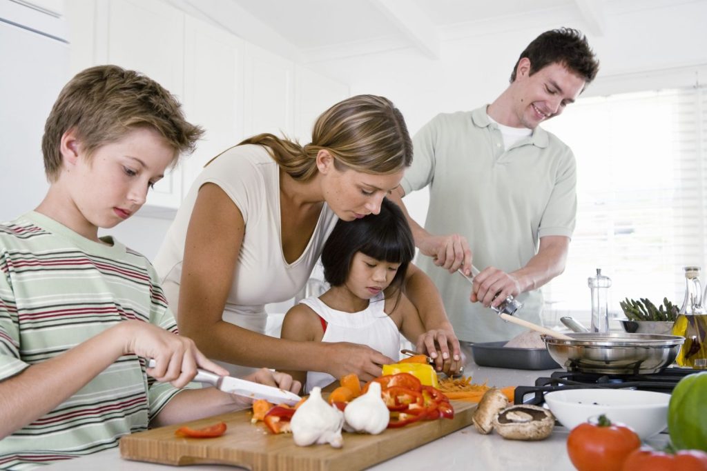 familia cocinando 3 Moncloa
