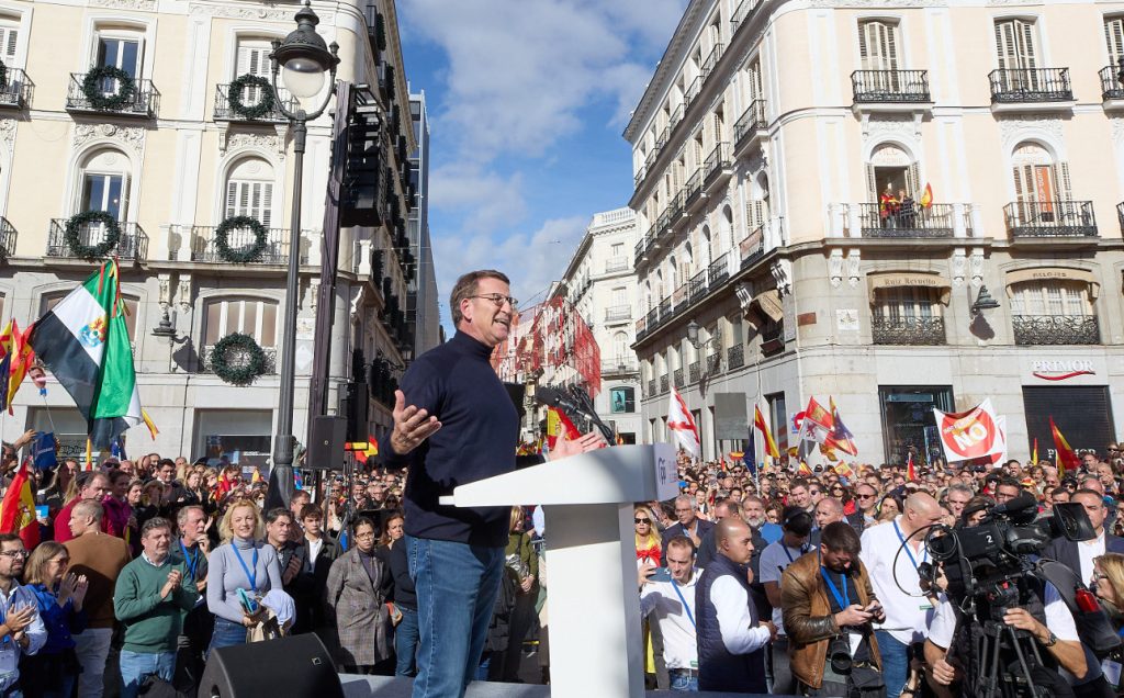 Alberto Núñez Feijóo, líder del PP, habla contra la amnistía pactada por PSOE, Junts y ERC