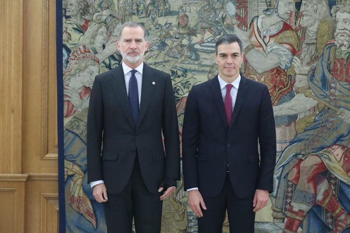 El Rey Felipe VI con un semblante serio ante Pedro Sánchez, presidente del Gobierno