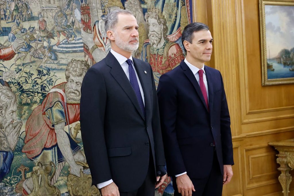 El Rey Felipe VI con un semblante serio ante Pedro Sánchez, presidente del Gobierno