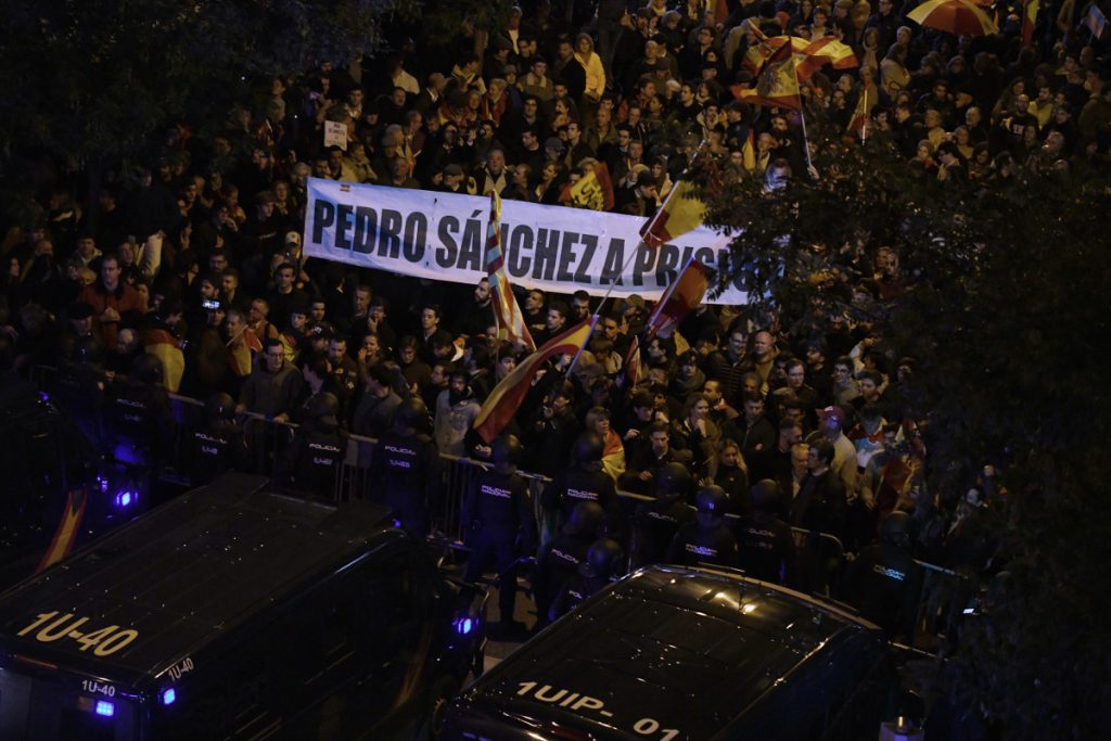 'Pedro Sánchez a prisión', lema de la protesta contra la amnistía del PSOE en las puertas de Ferraz