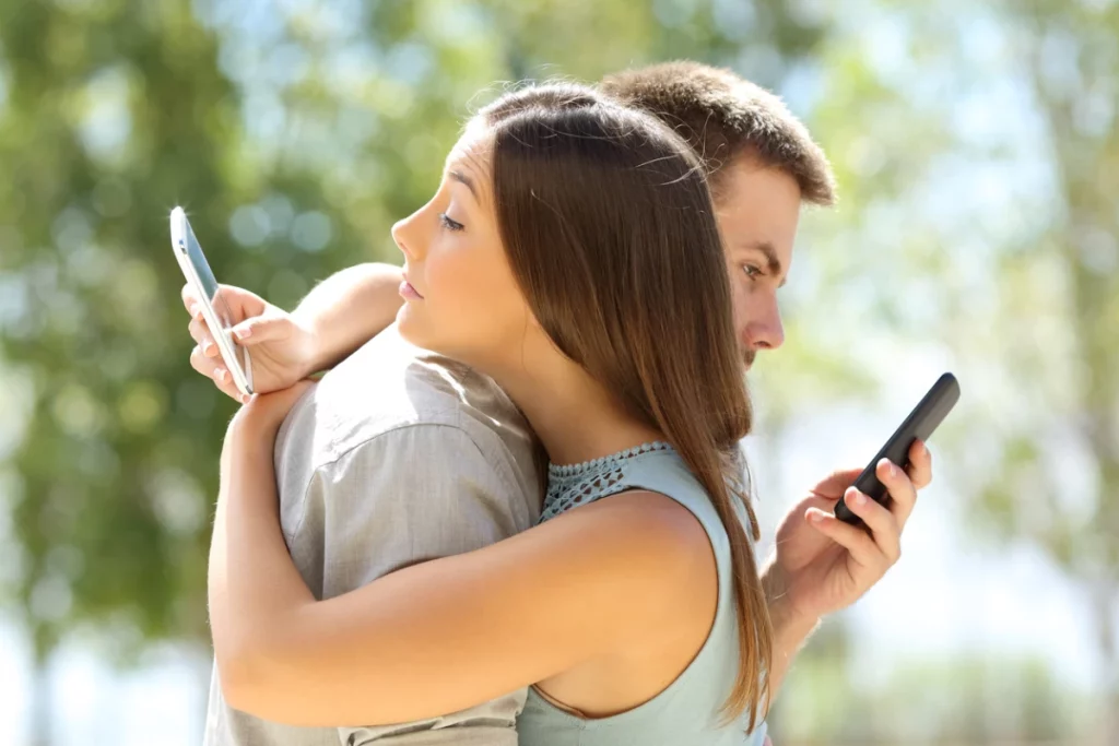 Exploramos las razones de la infidelidad en las relaciones de pareja 3 Moncloa infidelidad pareja movil Moncloa