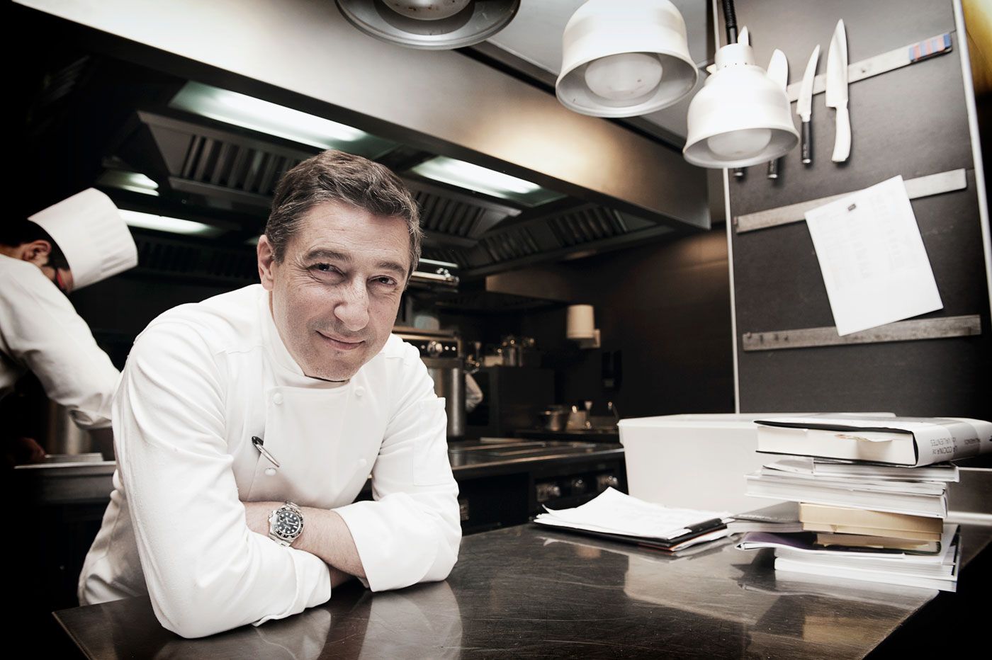 Joan Roca: Un postre inolvidable con su 'Sinfonía de frutas al perfume de rosas'. 4 Moncloa El éxito de Joan Roca como chef no se limita a su postre emblemático, la 'Sinfonía de frutas al perfume de rosas'.