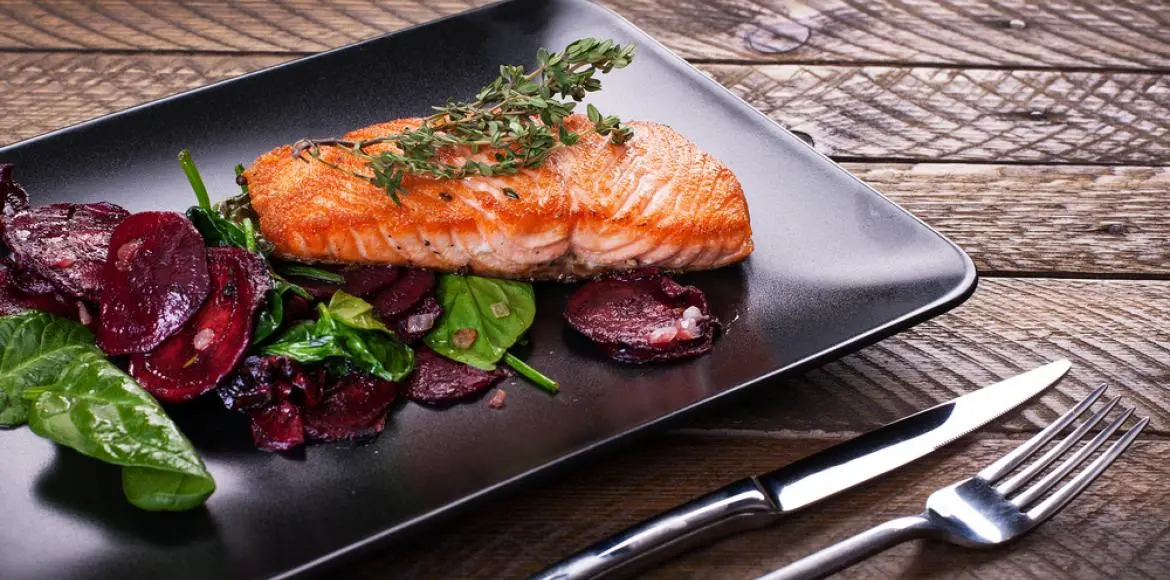 Fusión de sabores exquisitos: lomo de salmón al estilo de Elena Arzak con salsa de Remolacha 1 Moncloa Un plato de autor