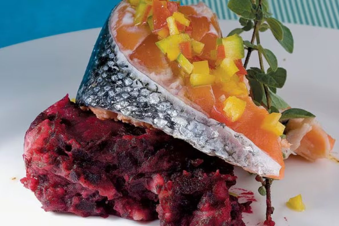 Fusión de sabores exquisitos: lomo de salmón al estilo de Elena Arzak con salsa de Remolacha 2 Moncloa Una experiencia gastronómica única