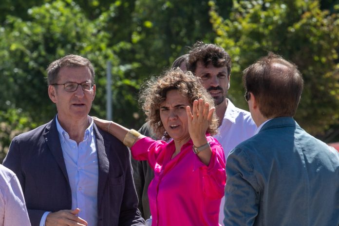 Feijóo, con Dolors Montserrat y Dante Pérez, en un acto en Lleida, sin ningún adversario de Génova 13