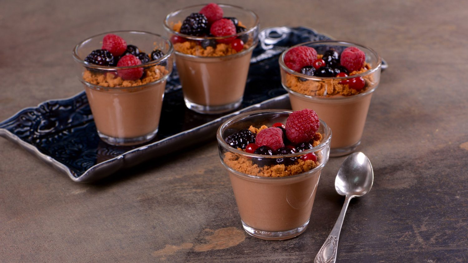 Descubre las tabletas de chocolate negro mejor valoradas por la OCU, ¡delicioso lujo garantizado! 4 Moncloa El chocolate negro y la producción sostenible