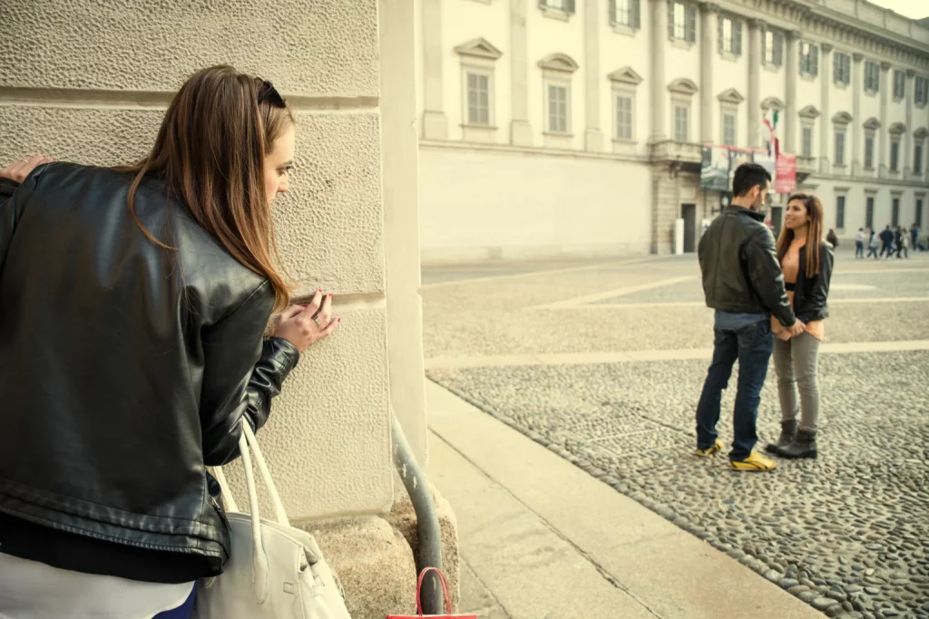 Exploramos las razones de la infidelidad en las relaciones de pareja 4 Moncloa mujer espiando infidelidad 1536x1025 1 Moncloa