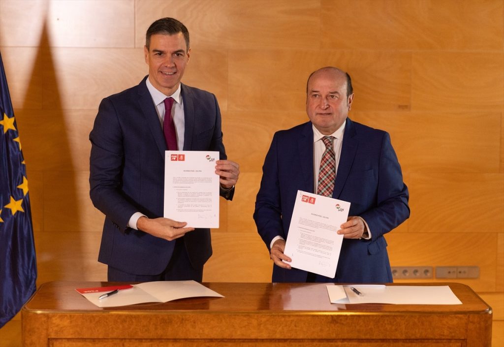 Ortuzas y Sánchez, tras firmar el acuerdo de investidura