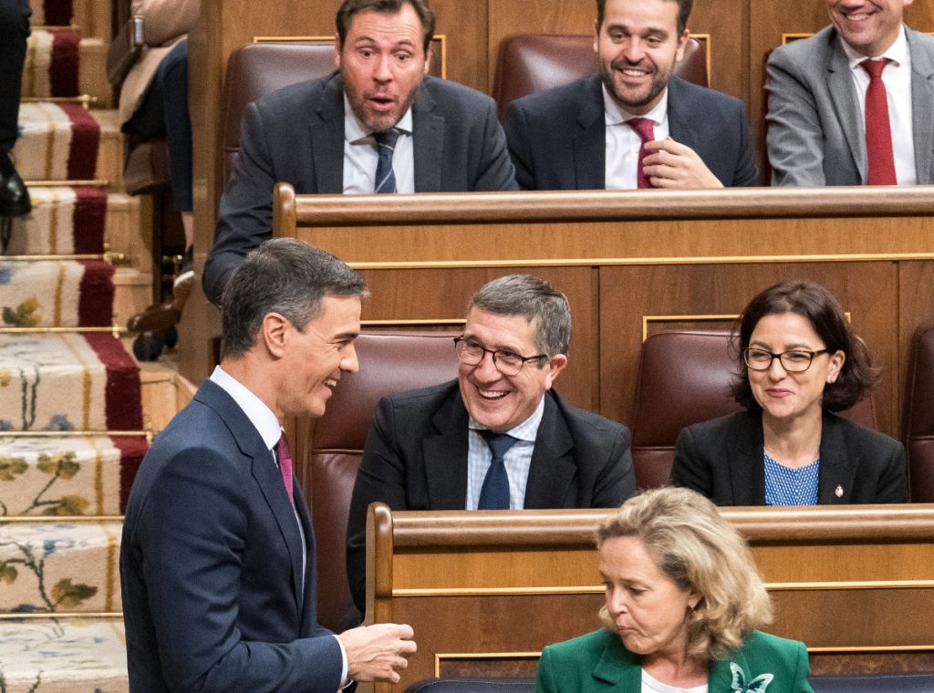 Un asombrado Óscar Puente (arriba a la izquierda) ante Pedro Sánchez