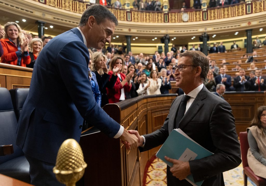 Pedro Sánchez saluda a Alberto Núñez Feijóo tras ser investido presidente del Gobierno