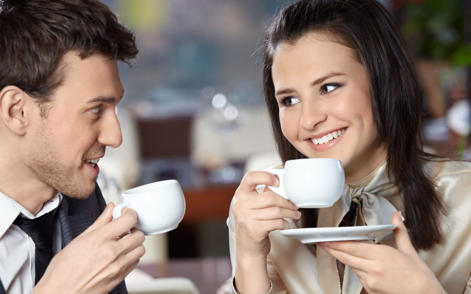 persona tomando cafe