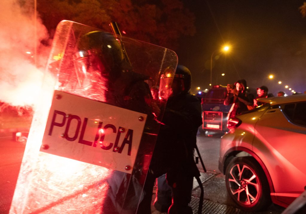 La Policía ordena la detención de dos periodistas en las protestas de Ferraz 1 Moncloa Las protestas en Ferraz por la amnistía acaban en una batalla campal