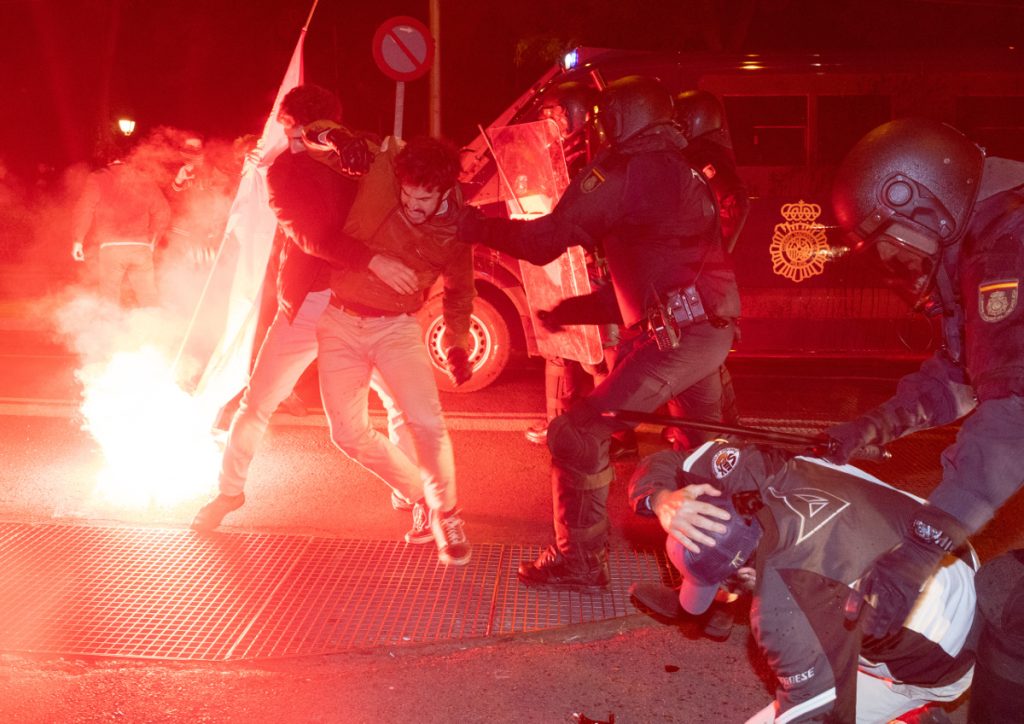 Las protestas en Ferraz por la amnistía acaban en una batalla campal