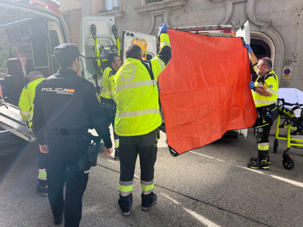 Disparan en la cabeza a Alejo Vidal-Quadras en Madrid 1 Moncloa El Samur atiende a Vidal-Quadras tras ser tiroteado en Madrid
