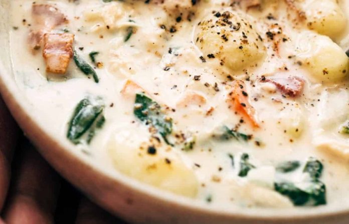 Deliciosa sopa cremosa de ñoquis con verduras y jamón, una receta fácil para sabores inolvidables