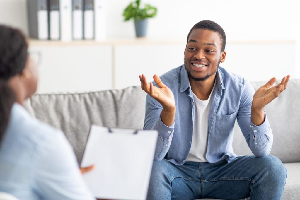 ¿Te supera el estrés? Pues aquí tienes 15 consejos para una salud mental óptima 2 Moncloa successful therapy happy young black guy speaking 2021 12 09 09 24 39 utc 2 scaled 1 Moncloa