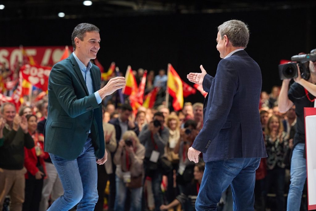 Sánchez se sintió arropado por el expresidente José Luis Rodríguez Zapatero