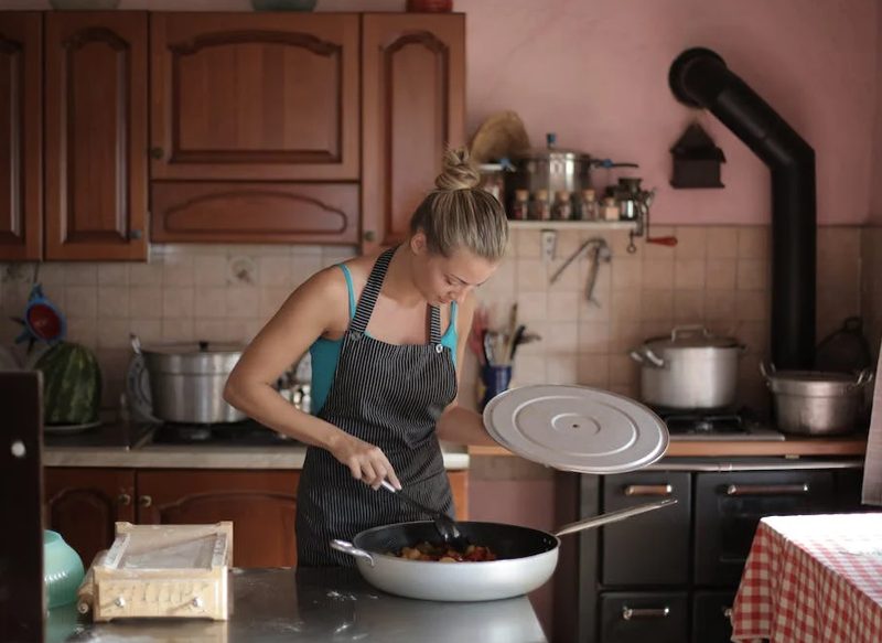 ¿POR QUÉ LA COMIDA SE PEGA A LA SARTÉN?
