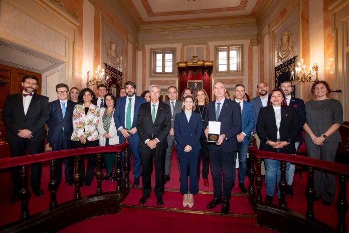 Grupo de Ciudades Patrimonio de la Humanidad de España recibió el Premio Ciudad de Alcalá ‘Ciudad Patrimonio Mundial’ de manos de la alcaldesa.