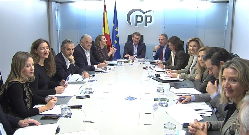 Feijóo abre un nuevo frente, como con la amnistía, contra el pacto PSOE-Bildu 1 Moncloa Feijóo ha decidido con su comité de dirección presentar mociones de censura en todas las instituciones