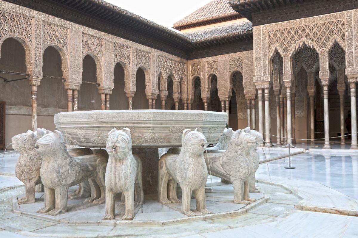 ¡Sorpréndete con el misterioso encanto de la Alhambra! Curiosidades inesperadas que quizás aún desconoces. 3 Moncloa CONSERVACIÓN Y GESTIÓN DEL LEGADO