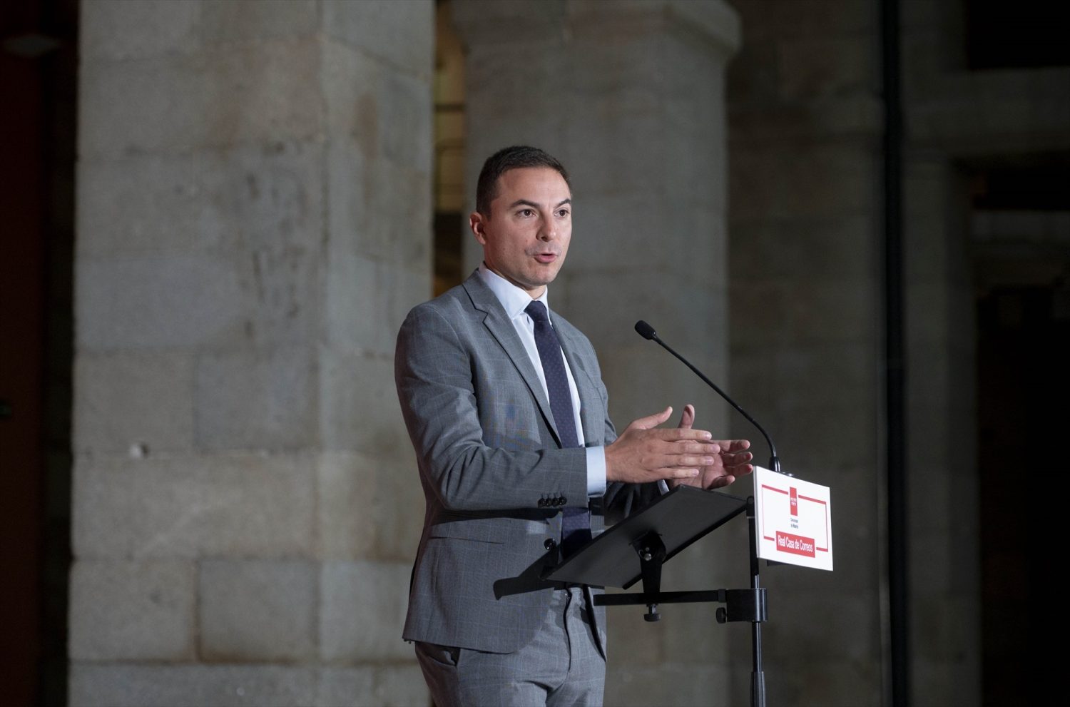 Lobato agacha la cabeza ante Ayuso | Foto: Europa Press