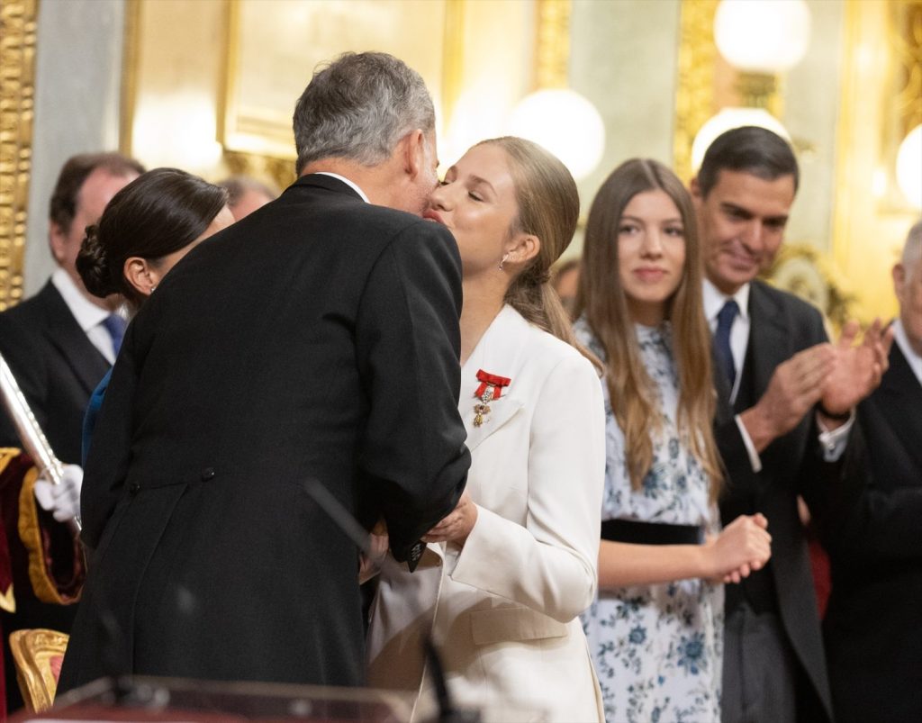 El año de la Princesa Leonor: mayoría de edad, jura de la Constitución e inicio de su formación militar 2 Moncloa EuropaPress 5545529 rey felipe vi 1i princesa leonor 2i dan beso acto jura constitucion cortes Moncloa