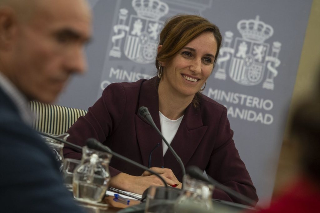 Mónica García cambia de discurso cuando cambia de asiento | Foto: Europa Press