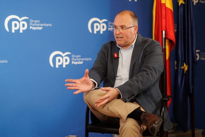 Tellado defiende la alternativa del PP ante a un PNV 