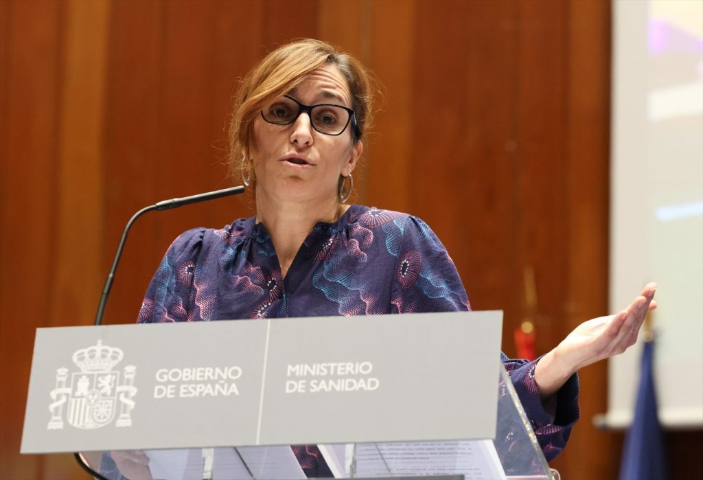 Mónica García cambia de discurso cuando cambia de asiento | Foto: Europa Press