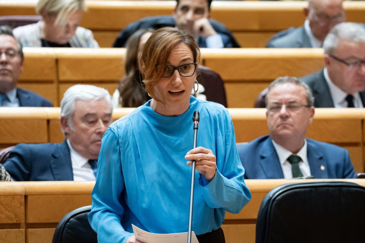 Mónica García acusa a Ayuso de enseñarse con familias de las residencias